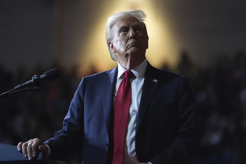 El candidato republicano a la presidencia, el expresidente Donald Trump, ve un video en una pantalla durante un evento en el centro cívico de Salem, Virginia, el sábado 2 de noviembre de 2024. (AP Foto/Evan Vucci)