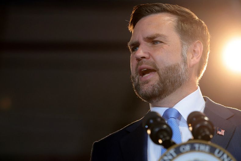 El vicepresidente JD Vance durante un discurso en la sede de CompoTech, el lunes 24 de agosto de 2026, en Brewer, Maine. (Anna Moneymaker/Pool Photo via AP)