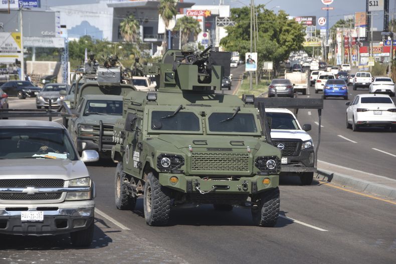 Elementos de la Guardia Nacional patrullan las calles, el 14 de octubre de 2024, en Culiacán, en el estado de Sinaloa, México. (AP Foto)