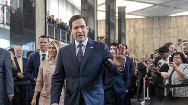 El secretario de Estado estadounidense Marco Rubio saluda al llegar para hablar con personal del Departamento de Estado mientas lo sigue su familia, en el Departamento de Estado, el martes 21 de enero de 2025, en Washington. (AP Foto/Jacquelyn Martin)