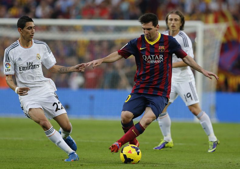 Lionel Messi controla la pelota ante la marca de Angel Di Mar&iacute;a en el partido entre Barcelona y Real Madrid del 26 de octubre del 2013 en Barcelona. Messi es uno de seis sudamericanos candidatos al Bal&oacute;n de Oro del 2013. (AP Photo/Emilio Mor