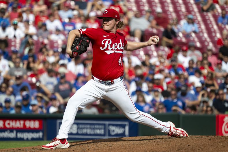El lanzador de los Rojos de Cincinnati, Andrew Abbott, lanza durante la tercera entrada de un juego de béisbol contra los Cachorros de Chicago, el domingo 21 de septiembre de 2025, en Cincinnati. (AP Photo/Michael Swensen)