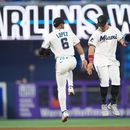 El jardinero Heriberto Hernández (derecha) celebra con el torpedero Otto López (6) tras vencer a los Filis de Filadelfia, el miércoles 29 de julio de 2026, en Miami. (AP Foto/Rebecca Blackwell).