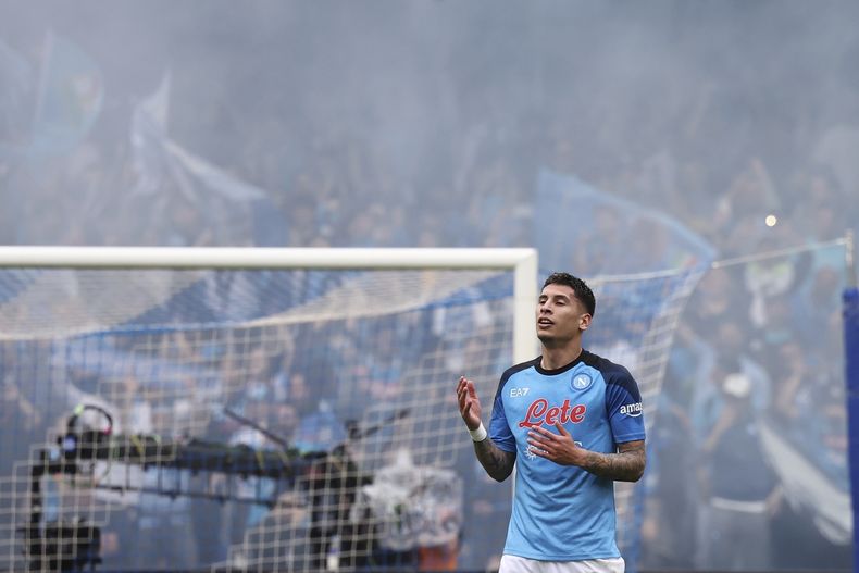 Mathias Olivera celebra tras anotar el gol del Napoli en el empate 1-1 contra Salernitana por la Serie A italiana en el estadio Diego Armando Maradona en Nápoles, el domingo 30 de abril de 2023. (Alessandro Garofalo/LaPresse vía AP)