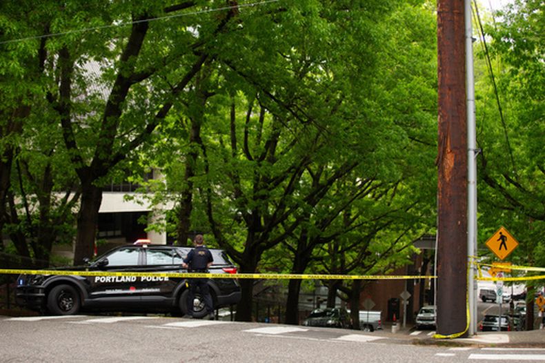 La policía establece un cerco en la calle que rodea el Multnomah Athletic Club, en el noroeste de Portland, Oregon, el sábado 2 de mayo de 2026. (Allison Barr/The Oregonian vía AP)