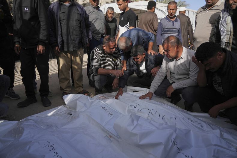 Palestinos lloran a sus parientes muertos en un ataque aéreo israelí durante la noche, en el Hospital Nasser en Jan Yunis, en la Franja de Gaza, el domingo 11 de mayo de 2025. (AP Foto/Abdel Kareem Hana)