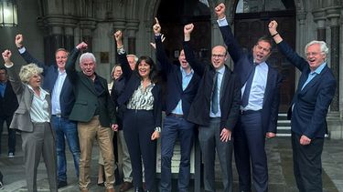 Colin Berminghan, tercero desde la izquierda, y Alex Pabon, cuarto desde la derecha, celebran junto con partidarios, incluyendo el legislador David Davis (al final a la derecha) y abogados afuera del tribunal en Londres luego que sus condenas fueron anuladas, el 7 de octubre de 2026. (Jack Hudson/PA via AP)