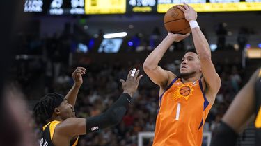 Suns remontan 17 puntos y vencen a Jazz