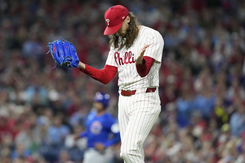 El lanzador de los Filis de Filadelfia, Matt Strahm, reacciona después de que Michael Busch, de los Cachorros de Chicago, fallara con un roletazo durante la séptima entrada de un juego de béisbol, el lunes 23 de septiembre de 2024, en Filadelfia. (AP Foto/Matt Slocum)