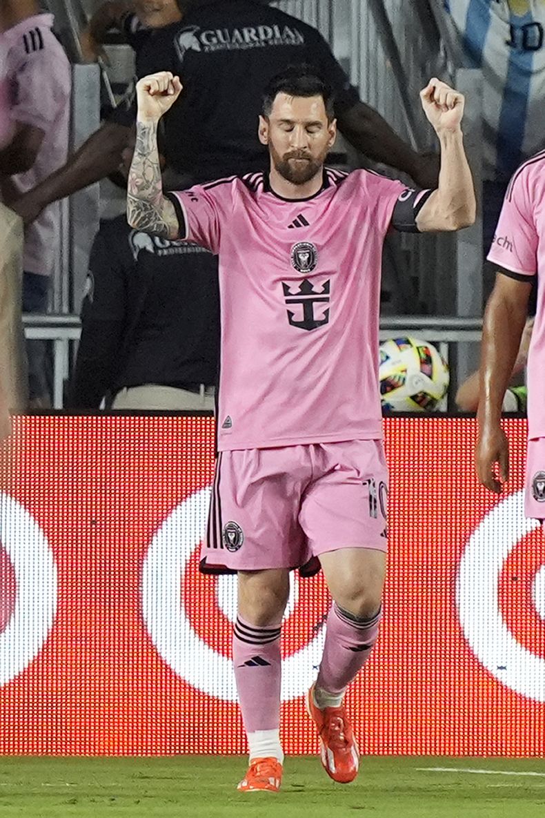 El argentino Lionel Messi, del Inter Miami, festeja tras convertir un penal ante Nashville en un partido de la MLS, disputado el sábado 20 de abril de 2024 (AP Foto/Marta Lavandier)