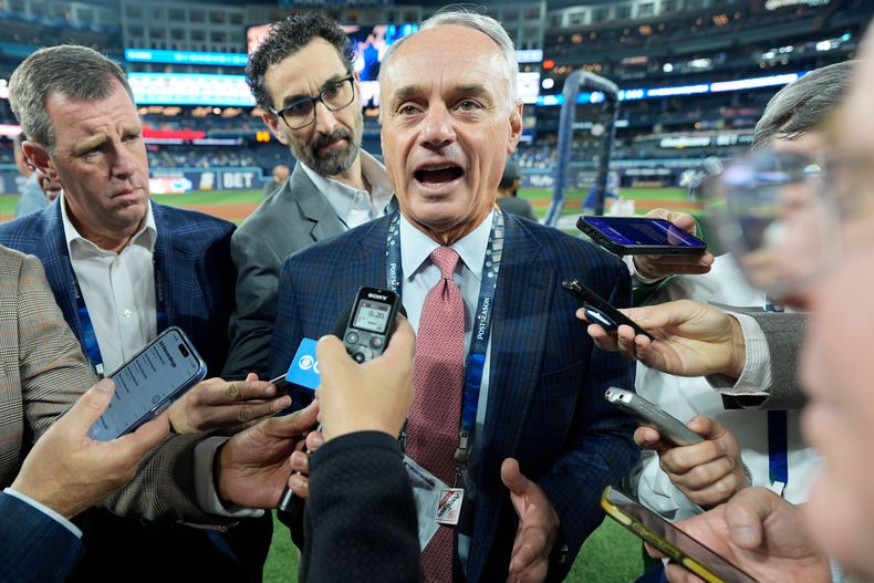 El comisionado de las Grandes Ligas, Rob Manfred, habla con la prensa antes del segundo juego de la Serie Mundial, el sábado 25 de octubre de 2025 en Toronto (AP Foto/David J. Phillip)