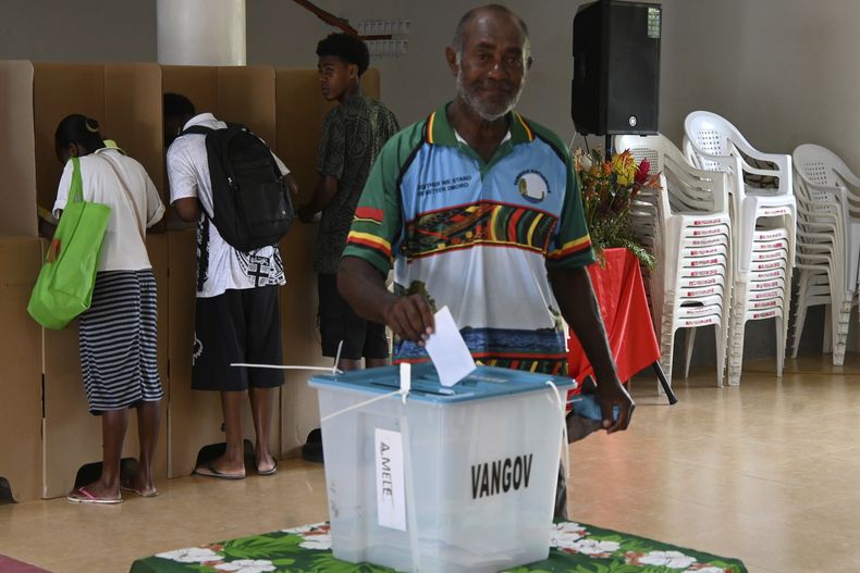Un hombre deposita su boleta durante las elecciones anticipadas en Vanuatu, en Mele, al norte de Port Vila, el jueves 16 de enero de 2025. (Ben McKay/AAP Image via AP)