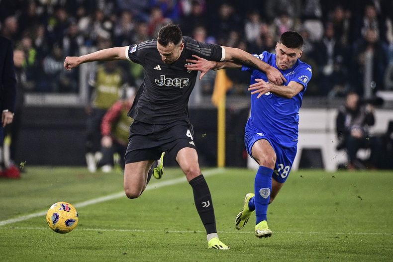 Federico Gatti de la Juventus y Nicolò Cambiaghi del Empoli pelean por el balón en el encuentro de la Serie A el sábado 27 de enero del 2024. (Marco Alpozzi/LaPresse via AP)