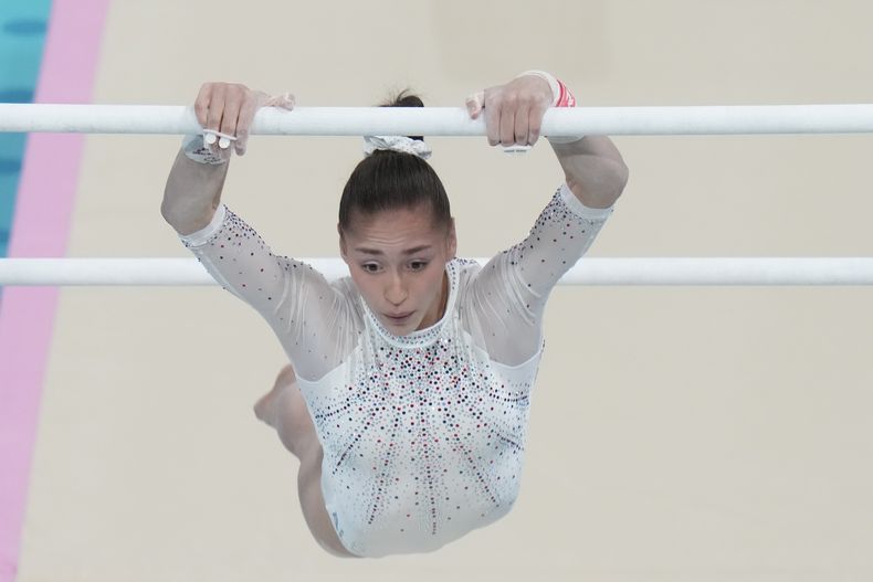 La argelina Kaylia Nemour compite en las barras asimétricas de la gimnasia artística de los Juegos Olímpicos de París, el domingo 4 de agosto de 2024. (AP Foto/Francisco Seco)