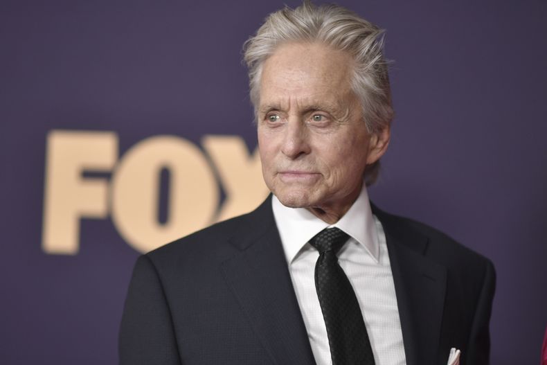 Michael Douglas llega a la ceremonia de los Premios Emmy en Los Ángeles, el 22 de septiembre de 2019. (Richard Shotwell/Invision/AP)