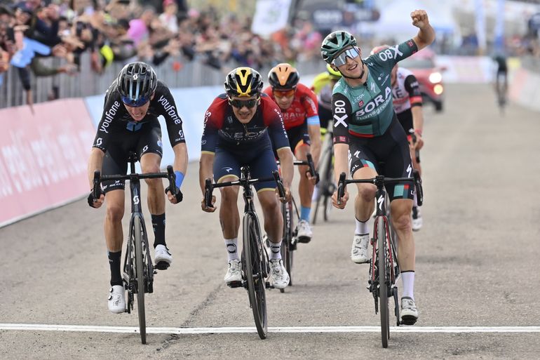 Hindley gana la etapa más dura del Giro, Carapaz 4to