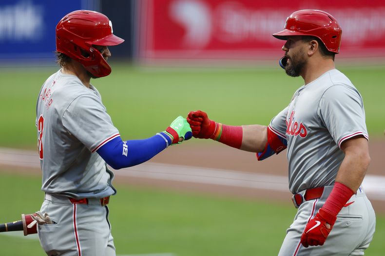 Kyle Schwarber de los Filis de Filadelfia (derecha) celebra junto a Bryce Harper (3) luego de conectar un cuadrangular solitario durante la primera entrada del juego de béisbol ante los Padres de San Diego, el 26 de abril de 2024, en San Diego. (AP Foto/Brandon Sloter)