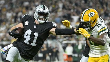 Robert Spillane de los Raiders de Las Vegas intenta superar a Jayden Reed de los Packers de Green Bay tras la intercepción en el encuentro del lunes 9 de octubre del 2023. (AP Foto/David Becker)