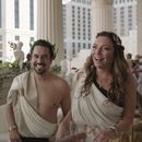 Esta imagen proporcionada por Videocine, Daniel Tovar, a la izquierda, y Regina Blandón en una escena de la película Mirreyes contra Godínez: Las Vegas. (Videocine via AP)