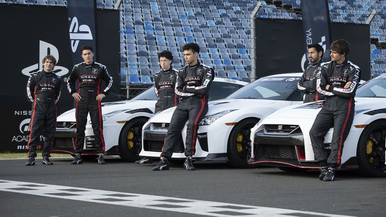 En esta imagen proporcionada por Sony Pictures, Mariano González, de izquierda a derecha, Darren Barnet, Maximilian Mundt, Archie Madekwe, Harki Bhambra y Pepe Barroso en una escena de Gran Turismo. (Gordon Timpen/Sony Pictures vía AP)