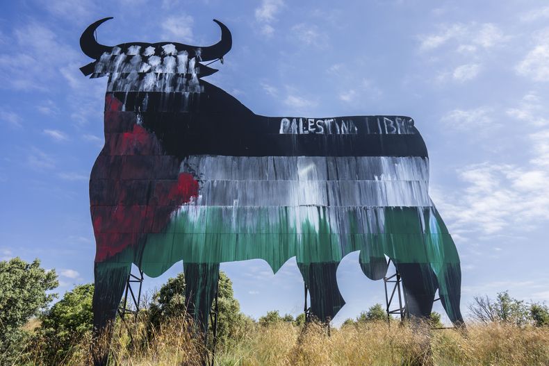Un cartel con la silueta de un toro, pintado con los colores de la bandera palestina y la frase Palestina libre, a las afueras de Madrid, el 28 de mayo de 2024. (AP Foto/Bernat Armangue)