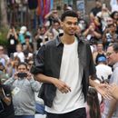 Victor Wembanyama, seleccionado por los Spurs de San Antonio en el Draft de la NBA, llega a un evento para conocer a los jugadores novatos en San Antonio, el sábado 24 de junio de 2023. (AP Foto/Eric Gay)