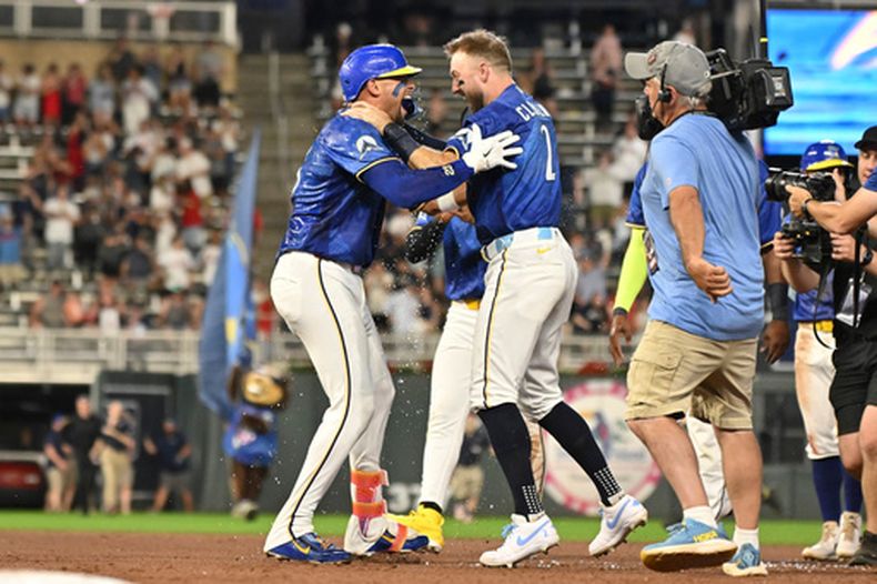 Royce Lewis (izquierda), de los Mellizos de Minnesota, celebra con Kody Clemens (2) tras conectar un sencillo para dejar en el terreno a los Rockies de Colorado durante la décima entrada de un partido de béisbol, el viernes 26 de junio de 2026, en Minneapolis. (Foto AP/Craig Lassig)
