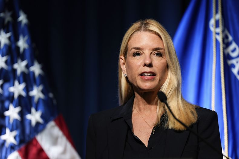 La secretaria de Justicia, Pam Bondi, habla en una conferencia de prensa en la DEA, el martes 15 de julio de 2025, en Arlington, Virginia. (AP Foto/Julia Demaree Nikhinson)