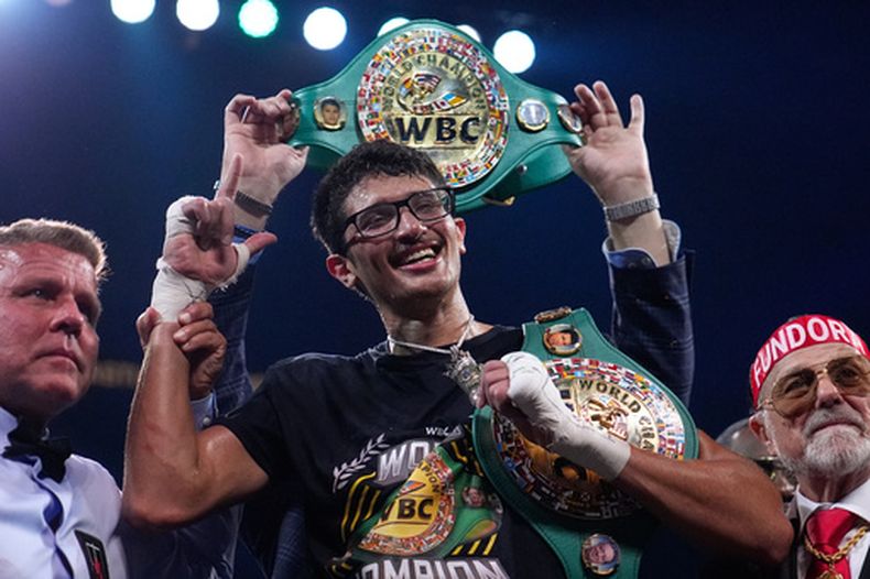 Sebastián Fundora festeja tras derrotar a Keith Thurman en un combate por el cetro superwelter, el 28 de marzo de 2026, en Las Vegas (AP Foto/John Locher, archivo)