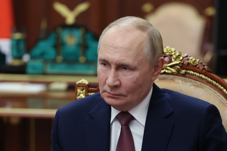 El presidente ruso Vladímir Putin durante una reunión con el director ejecutivo de Dom.RF., Vitaly Mutko, en el Kremlin, el lunes 20 de octubre de 2025, en Moscú. (Alexander Kazakov, Sputnik, Kremlin Pool Photo via AP)