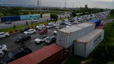 Contenedores de carga colocados por el gobierno para evitar una marcha de partidarios del ex primer ministro Imran Khan, en Islamabad, Pakistán, el 28 de septiembre del 2026. (AP foto/Anjum Naveed)
