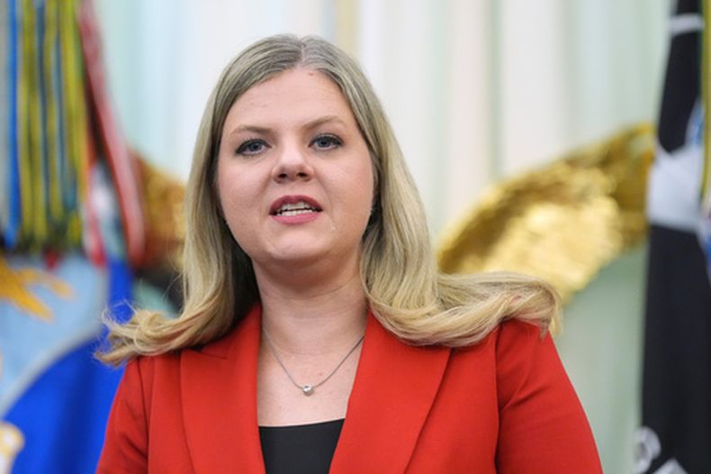 Heidi Overton, subdirectora del Consejo de Políticas Domésticas de la Casa Blanca, en la Oficina Oval en la Casa Blanca en Washington, el 10 de agosto del 2026. (AP foto/Jacquelyn Martin)