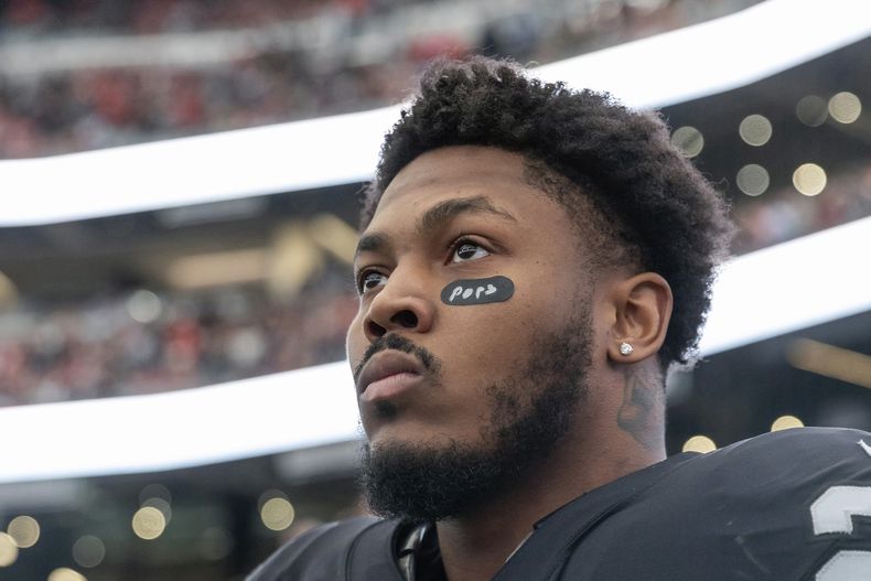 ARCHIV0 - Foto del 7 d enero del 2023, el corredor de los Raiders de Las Vegas Josh Jacobs antes del encuentro ante los Chiefs de Kansas City. El sábado 26 de agosto del 2023, Jacobs anuncia que volverá con los Raiders tras firmar un contrato por un año. (AP Foto/Jeff Lewis, File)