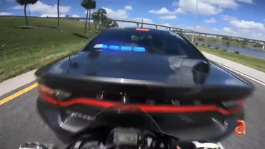captado en camara: motociclista se estrella contra una patrulla de carreteras