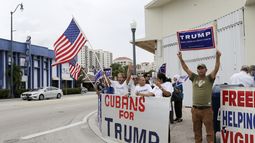 ARCHIVO - Cubano-estadounidenses gritan consignas a favor del candidato republicano a la presidencia Donald Trump, en Miami, el 28 de octubre de 2016. (AP Foto/Alan Diaz, Archivo)