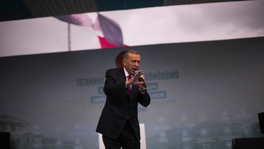 El presidente turco Recep Tayyip Erdogan, que busca la reelección, pronuncia un discurso durante un acto de campaña en Estambul, Turquía, el viernes 21 de abril de 2023. (AP Foto/Francisco Seco)