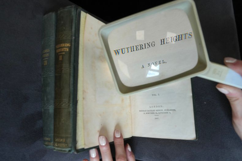 Una primera edición de la novela Wuthering Heights de Emily Brontë se exhibe para su venta en la casa de subastas Christies, con ejemplares estimados entre 400.000 y 600.000 libras esterlinas (540.000 y 810.000 dólares estadounidenses) en Londres, el lunes 15 de junio de 2026. (Foto AP/Kin Cheung)