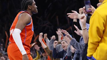 Jalen Williams, alero del Thunder de Oklahoma City, festeja tras atinar el disparo decisivo en el encuentro ante los Trail Blazers de Portland, el martes 23 de enero de 2024 (AP Foto/Nate Billings)