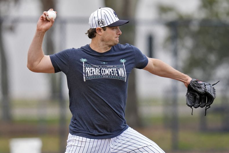 Gerrit Cole, lanzador de los Yankees de Nueva York, lanza la pelota hacia segunda base en un ejercicio de intento de sorprener a un corredor, durante los entrenamientos de primavera del equipo, el jueves 20 de febrero de 2025, en Tampa, Florida. (AP Foto/Chris OMeara)