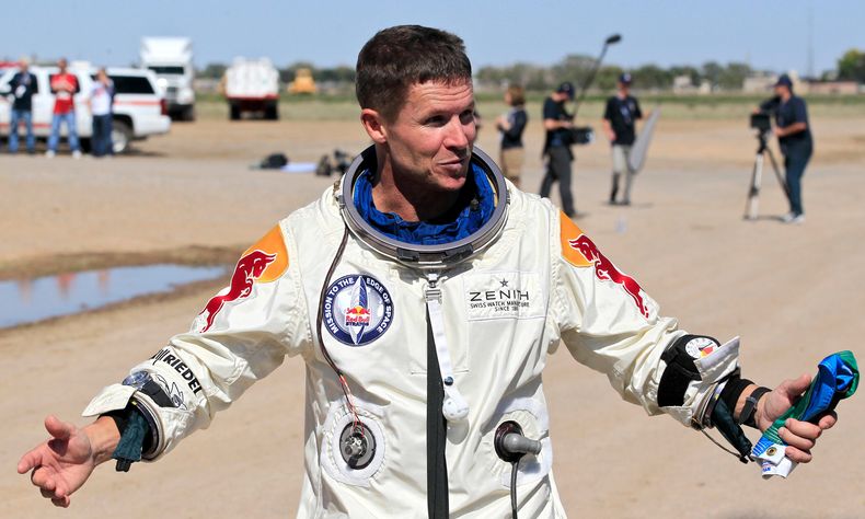 El paracaidista Felix Baumgartner después de saltar desde una cápsula espacial levantada por un globo de helio, en Roswell, Nuevo México, el 14 de octubre del 2012. (AP foto/Ross D. Franklin)