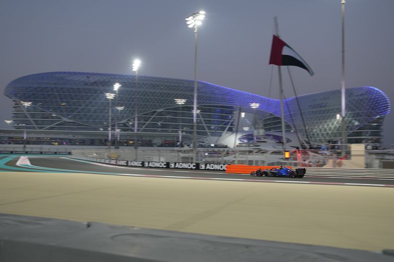 El piloto de Williams Logan Sargeant durante la segunda práctica previa al Gran Premio de Abu Dabi, el viernes 24 de noviembre de 2023. (AP Foto/Kamran Jebreili)