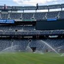 ARCHIVO - Aspersores riegan el campo del Estadio MetLife, el 7 de mayo de 2026, en East Rutherford, Nueva Jersey. (AP Foto/Yuki Iwamura)