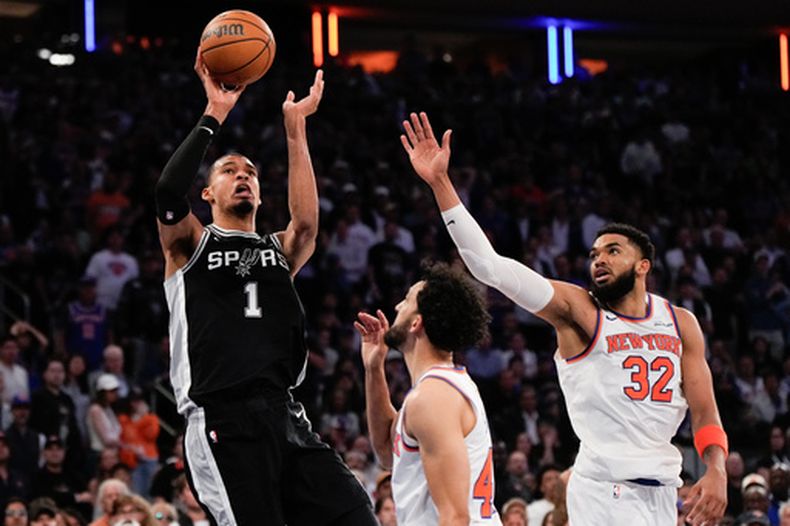 El alero de los Spurs de San Antonio Victor Wembanyama lanza el balón frente al pívot de los Knicks de Nueva York Karl-Anthony Towns en el juego 3 de las Finales de la NBA el lunes 8 de junio del 2026. (AP Foto/Ross D. Franklin)