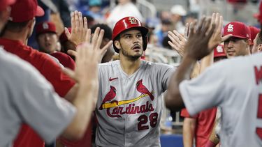 El tercera base de los Cardenales de San Luis Nolan Arenado es felicitado por sus compañeros tras conectar un jonrón solitario en la sexta entrada del juego ante los Marlins de Miami el jueves 6 de julio del 2023. (AP Foto/Marta Lavandier)
