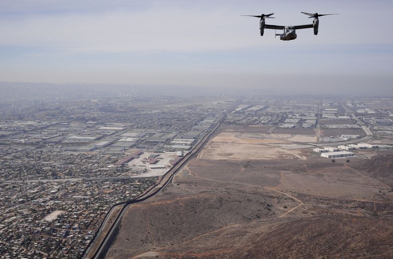 Un Osprey de la Infantería de Marina de Estados Unidos vuela encima de la frontera con México, el viernes 31 de enero de 2025, cerca de San Diego. (AP Foto/Jae C. Hong)
