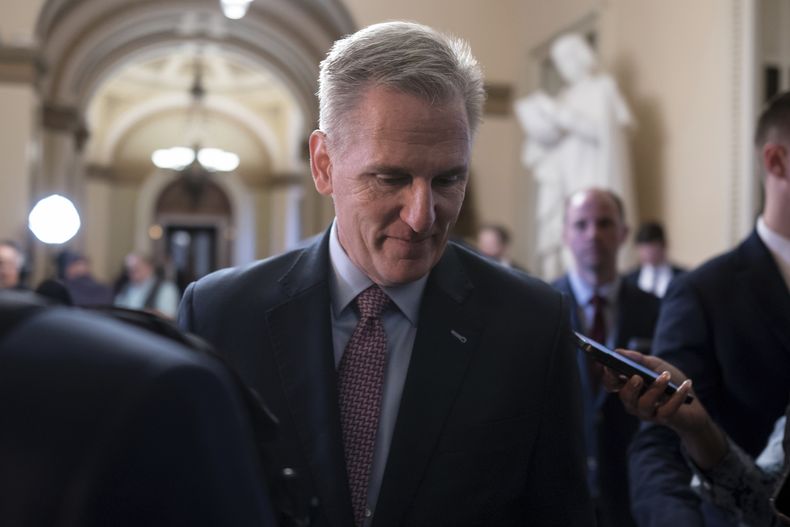 El presidente de la Cámara de Representantes, Kevin McCarthy, sale del recinto de la cámara baja hacia su oficina, el jueves 21 de septiembre de 2023, en el Capitolio, Washington. (AP Foto/J. Scott Applewhite)