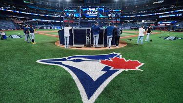 Los Marineros de Seattle se reúnen alrededor de la jaula de bateo durante la práctica de bateo, el sábado 18 de octubre de 2025, en Toronto, antes del Juego 6 de la Serie de Campeonato de la Liga Americana el domingo contra Los Azulejos de Toronto. (Sammy Kogan/The Canadian Press vía AP)