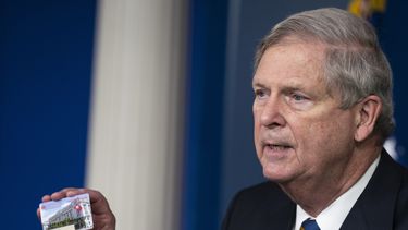 ARCHIVO - El secretario de Agricultura Tom Vilsack sostiene una tarjeta del Programa de Asistencia Nutricional Suplementaria durante una conferencia de prensa en la Casa Blanca, el miércoles 5 de mayo de 2021, en Washington. (AP Foto/Evan Vucci, archivo)