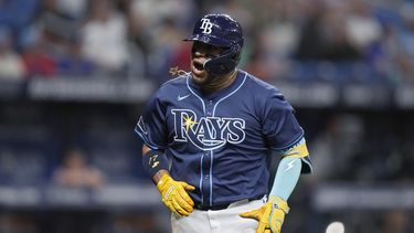 El colombiano de los Rays de Tampa Bay Isaac Paredes reacciona tras conectar un jonrón de tres carreras ante los Rangers de Texas durante la quinta entrada del juego de béisbol el martes 2 de abril de 2024. (AP Foto/Chris OMeara)