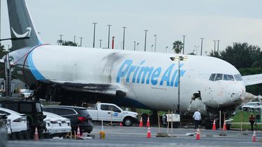El avión que se pasó de la pista en el Aeropuerto Internacional de Miami el 10 de septiembre del 2026 (AP foto/Marta Lavandier)